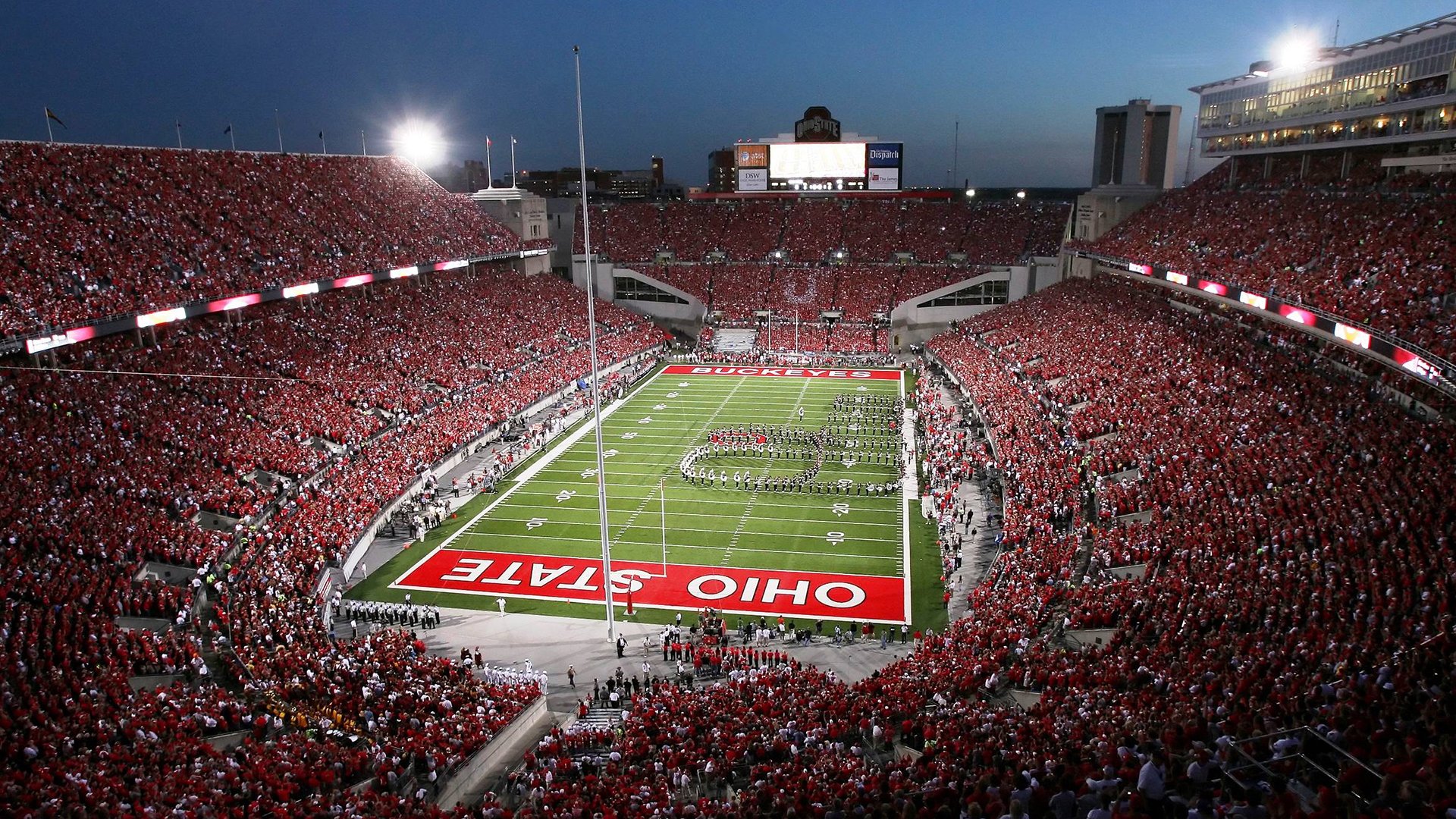 “腰旗橄榄球：东部新区赛场挑战极限，成为赛季亮点”